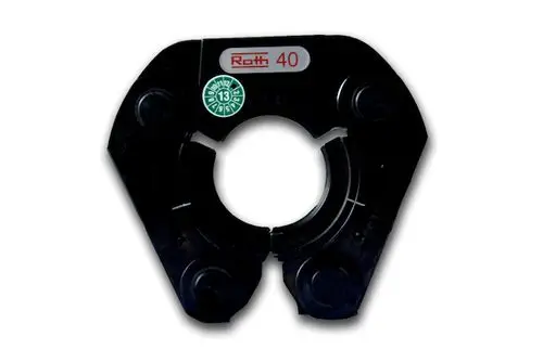 Pressschlinge von Roth mit einer Öffnung in der Mitte und mehreren Befestigungspunkten an den Seiten. Das Teil hat eine markante Form und ist aus schwarzem Material gefertigt.